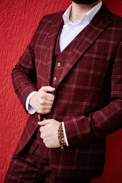 Постоянный персонаж Кавказский бизнесмен в костюме — стоковое фото