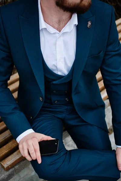 Affärsman i elegant kostym dekorerad Bröstnål — Stockfoto