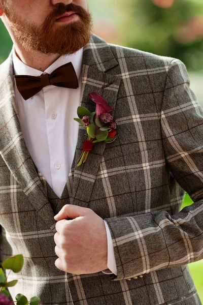 Бородатий чоловік одягнений костюм прикрашений бутоньєрка — стокове фото