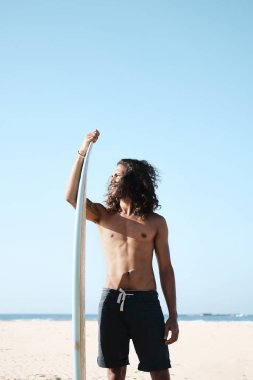 Kum Plajı'nda Surfboard'da Oturan Man Surfer