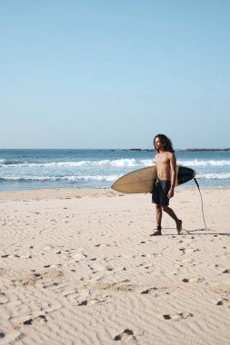 Kum Plajı'nda Surfboard'da Oturan Man Surfer