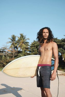 Kum Plajı'nda Surfboard'da Oturan Man Surfer