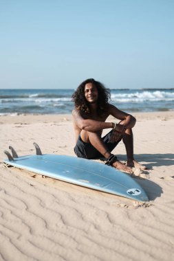 Kum Plajı'nda Surfboard'da Oturan Man Surfer