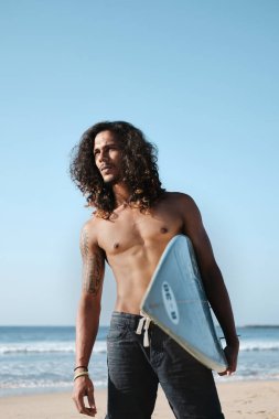 Kum Plajı'nda Surfboard'da Oturan Man Surfer