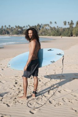 Kum Plajı'nda Surfboard'da Oturan Man Surfer