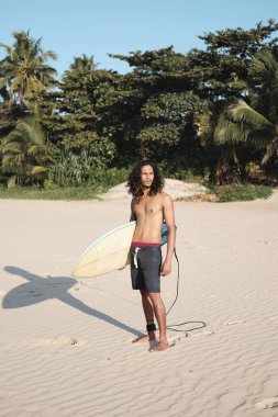 Kum Plajı'nda Surfboard'da Oturan Man Surfer