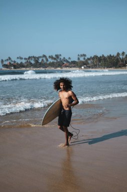 Kum Plajı'nda Surfboard'da Oturan Man Surfer