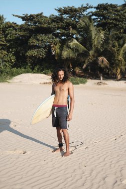Kum Plajı'nda Surfboard'da Oturan Man Surfer