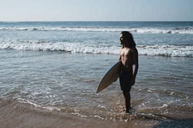 Kum Plajı'nda Surfboard'da Oturan Man Surfer