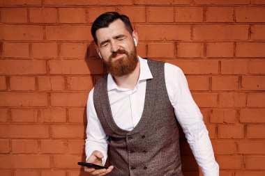 Cep telefonu ile Suit Standing Character Kendinden Emin İşadamı