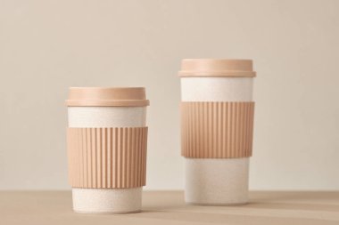 İki Eko Kahve Fincanı Bej Arka Plan izole