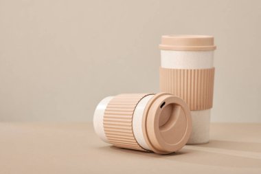 İki Eko Kahve Fincanı Bej Arka Plan izole