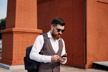 Cep telefonu ile Suit Standing Character Kendinden Emin İşadamı