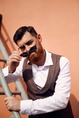 Güneş Gözlüğü Karakter Kendinden Emin İşadamı Standing. Kurumsal Stil