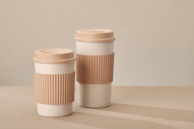 İki Eko Kahve Fincanı Bej Arka Plan izole