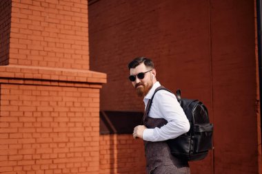 Cep telefonu ile Suit Standing Character Kendinden Emin İşadamı