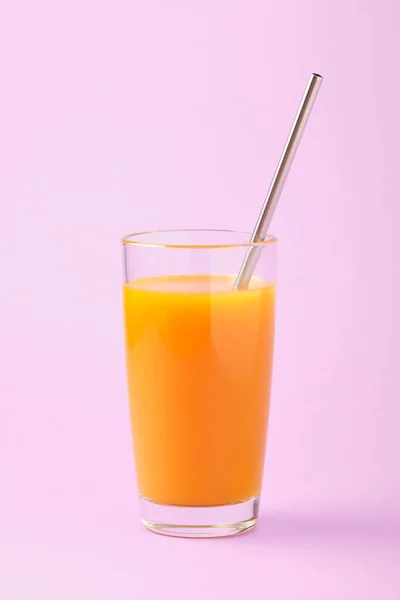 Dois copos de suco de laranja com tubos de aço metálicos — Fotografia de Stock