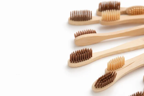 Escova de dentes de madeira isolada no espaço de cópia de fundo branco — Fotografia de Stock