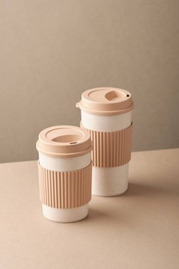 İki Eko Kahve Fincanı Bej Arka Plan izole