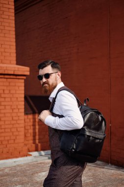 Cep telefonu ile Suit Standing Character Kendinden Emin İşadamı