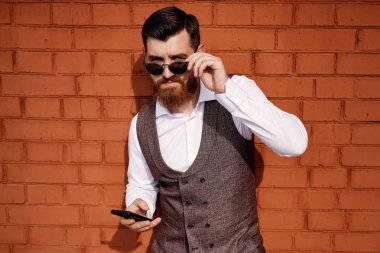 Cep telefonu ile Suit Standing Character Kendinden Emin İşadamı