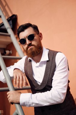 Güneş Gözlüğü Karakter Kendinden Emin İşadamı Standing. Kurumsal Stil