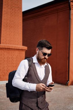 Cep telefonu ile Suit Standing Character Kendinden Emin İşadamı