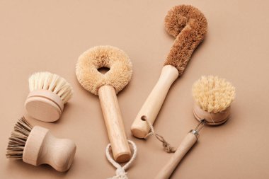 Kahverengi Seramik Kupada Mutfak Tabağı Fırçaları