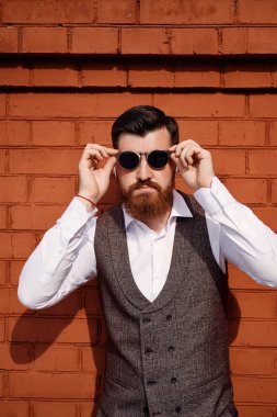 Cep telefonu ile Suit Standing Character Kendinden Emin İşadamı