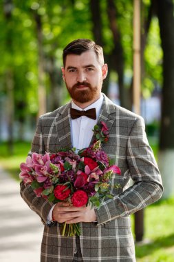 Adam Giyinik Takım Elbiseli Çiçek Buketi