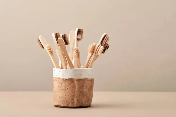Sikat gigi kayu Eco di Cangkir Keramik Brown — Stok Foto