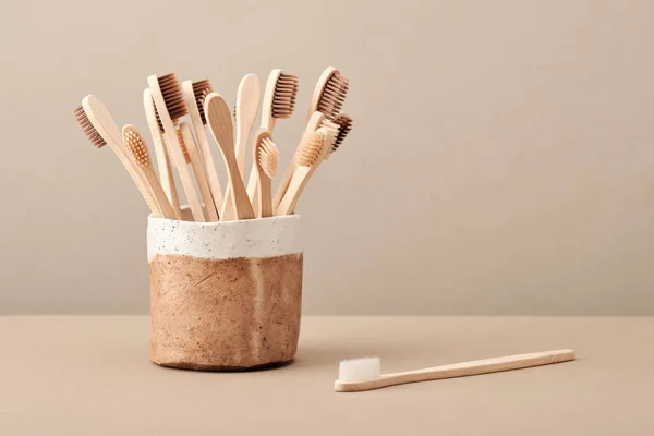 Дерев'яна Еко зубна щітка в коричневій керамічної чашки — стокове фото