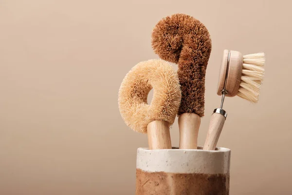 Brosses à vaisselle de cuisine en tasse en céramique marron — Photo