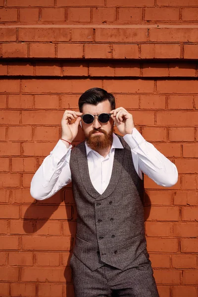 Cep telefonu ile Suit Standing Character Kendinden Emin İşadamı