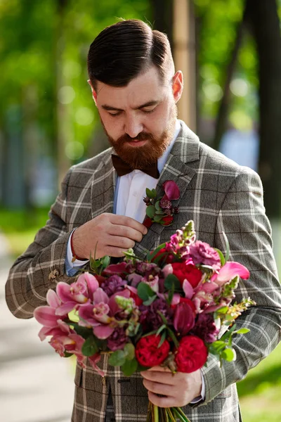 Mężczyzna ubrany Stylowy Garnitur Holding Bukiet Kwiat — Zdjęcie stockowe