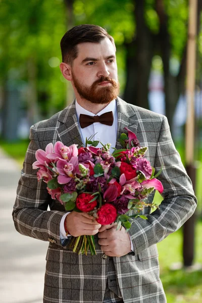 Mężczyzna ubrany Stylowy Garnitur Holding Bukiet Kwiat — Zdjęcie stockowe