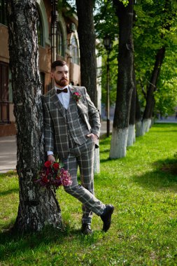 Adam Giyinik Takım Elbiseli Çiçek Buketi