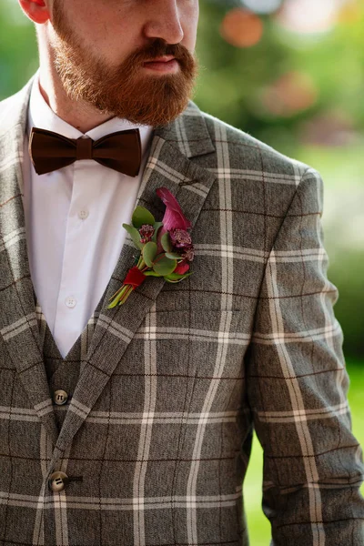 Hombre vestido elegante traje celebración ramo de flores — Foto de Stock