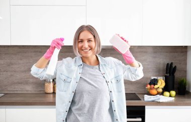 Temizlik Mutfağı 'nı yapan kadın. Sarı bir sünger ve deterjanla mutfağı yıkıyorum. Ev temizliği