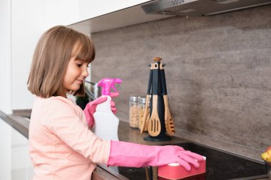 Anaokulu Kızı Temizlik Endüstrisi Hob 'u yaptı. Temizlik kavramı