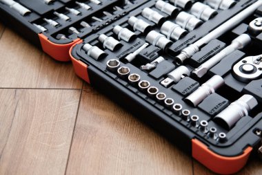 Araç Için Araç Kiti. Ahşap arka planda çeşitli metal aletler