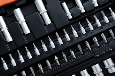 Araç Için Araç Kiti. Ahşap arka planda çeşitli metal aletler