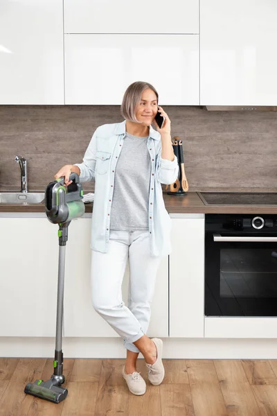 Mujer joven aspirando el piso. Aspirar y limpiar la casa —  Fotos de Stock