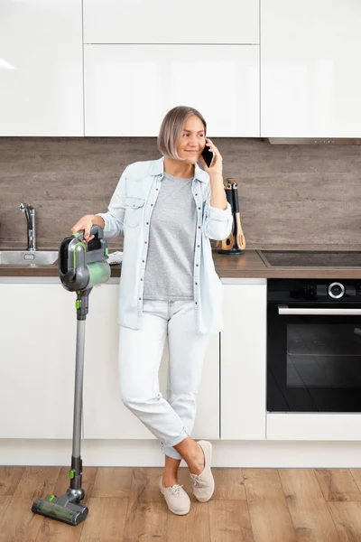 Young Woman Vacuuming the Floor. Vacuuming and Cleaning the House — Stock Photo, Image