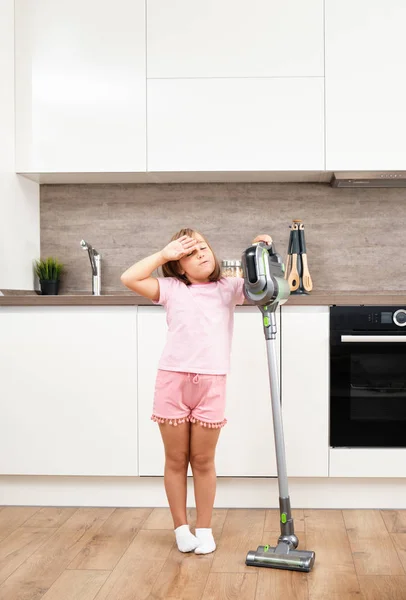 Niña usando aspiradora en la habitación. Aspirando y limpiando la casa. Trabajos domésticos —  Fotos de Stock