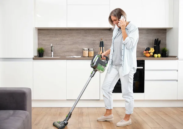 Mujer joven aspirando el piso. Aspirar y limpiar la casa —  Fotos de Stock