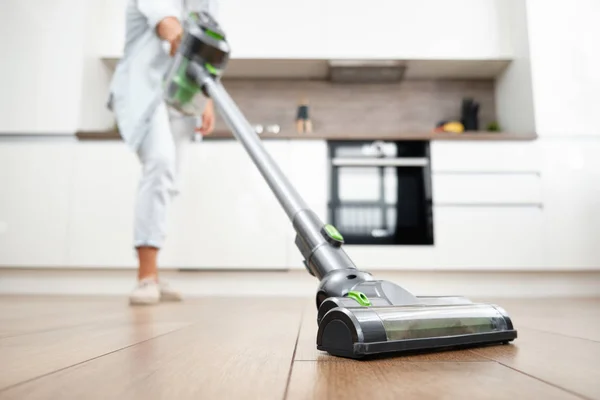Young Woman Vacuuming the Floor. Vacuuming and Cleaning the House — Stock Photo, Image