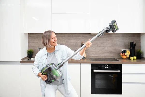 Young Woman Vacuuming the Floor. Vacuuming and Cleaning the House — Stock Photo, Image