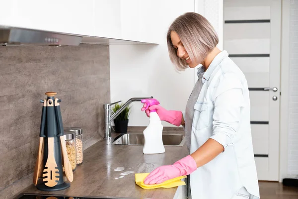 Mujer haciendo cocina de limpieza. Lavando una cocina con una esponja amarilla y un detergente. Limpieza de la casa —  Fotos de Stock