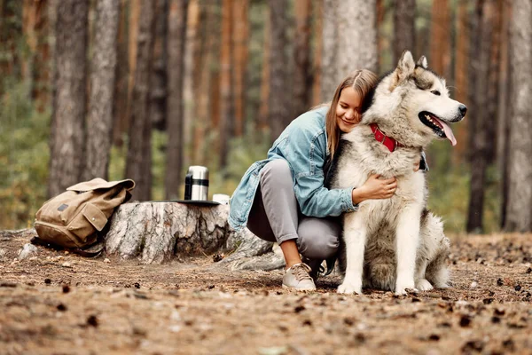 Ung flicka med sin hund, Alaska Malamute, Utomhus på hösten. Husdjur — Stockfoto